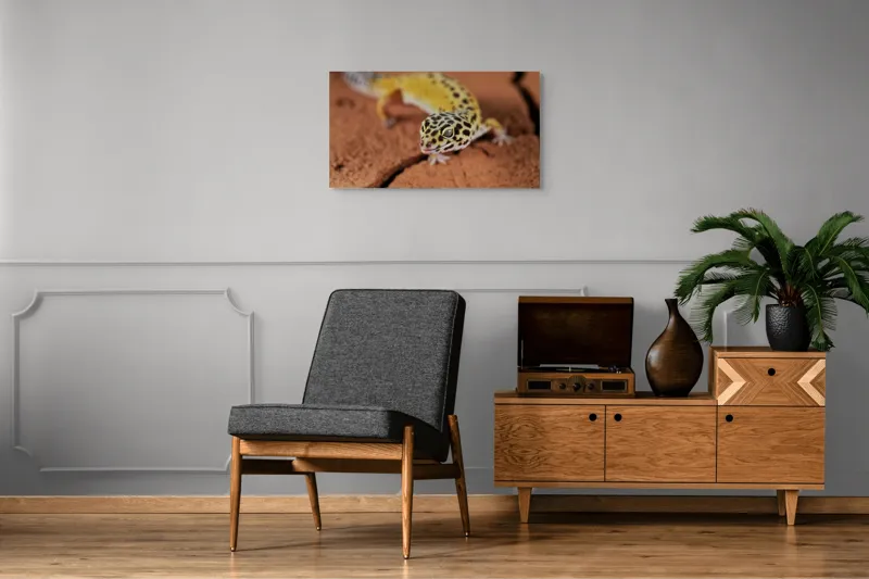 Tablou Canvas, "Șopârla printre fisuri aride pământii", Gekko, Piele, Pete, Repede, Pământ, Fracturi, Ochi, Galben, Negru, Textură, 90 x 50 cm – poza 6