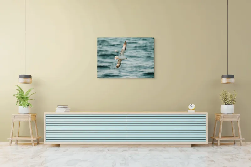 Tablou Canvas, "Zborul liniștit al pescărușului", Pasăre, Zbor, Ocean, Libertate, Aripi, Natură, Cer, Peisaj, Viață, Liniște, 100 x 70 cm – poza 4