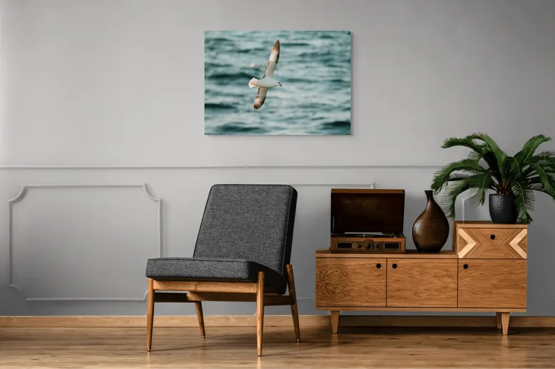 Tablou Canvas, "Zborul liniștit al pescărușului", Pasăre, Zbor, Ocean, Libertate, Aripi, Natură, Cer, Peisaj, Viață, Liniște, 100 x 70 cm – poza 8