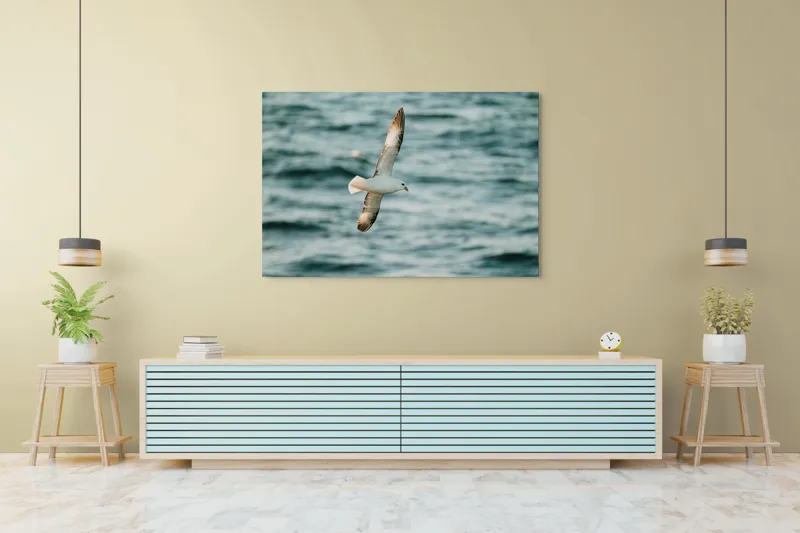 Tablou Canvas, "Zborul liniștit al pescărușului", Pasăre, Zbor, Ocean, Libertate, Aripi, Natură, Cer, Peisaj, Viață, Liniște, 150 x 100 cm – poza 6