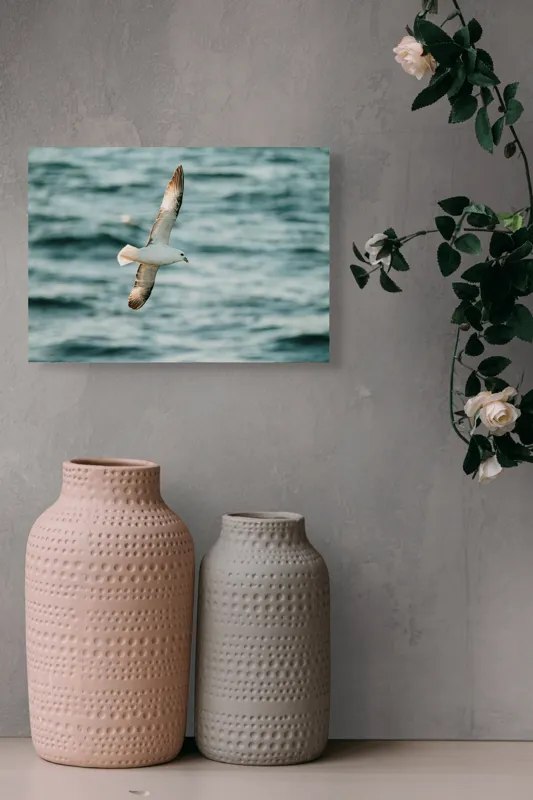 Tablou Canvas, "Zborul liniștit al pescărușului", Pasăre, Zbor, Ocean, Libertate, Aripi, Natură, Cer, Peisaj, Viață, Liniște, 54 x 39 cm – poza 8