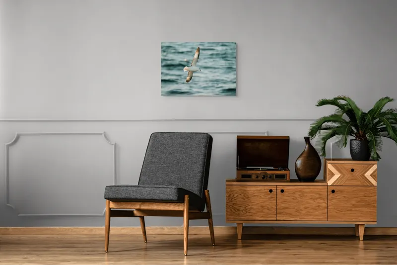 Tablou Canvas, "Zborul liniștit al pescărușului", Pasăre, Zbor, Ocean, Libertate, Aripi, Natură, Cer, Peisaj, Viață, Liniște, 70 x 50 cm – poza 4