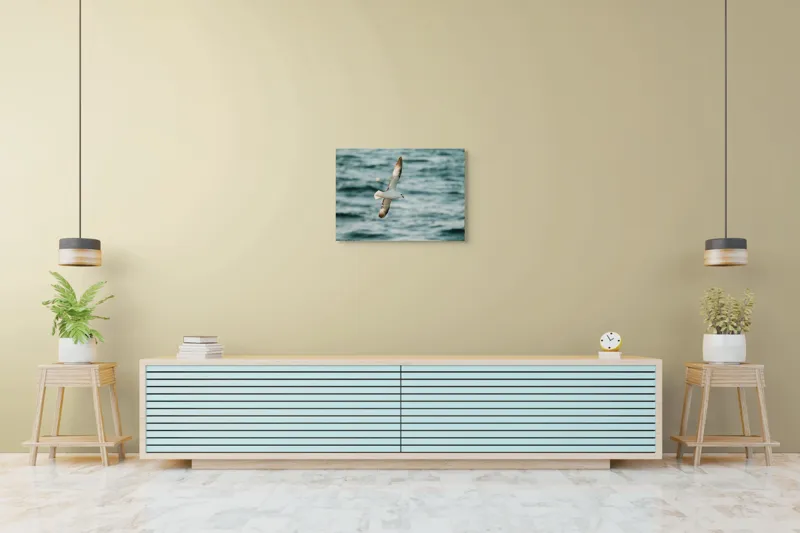 Tablou Canvas, "Zborul liniștit al pescărușului", Pasăre, Zbor, Ocean, Libertate, Aripi, Natură, Cer, Peisaj, Viață, Liniște, 70 x 50 cm – poza 7