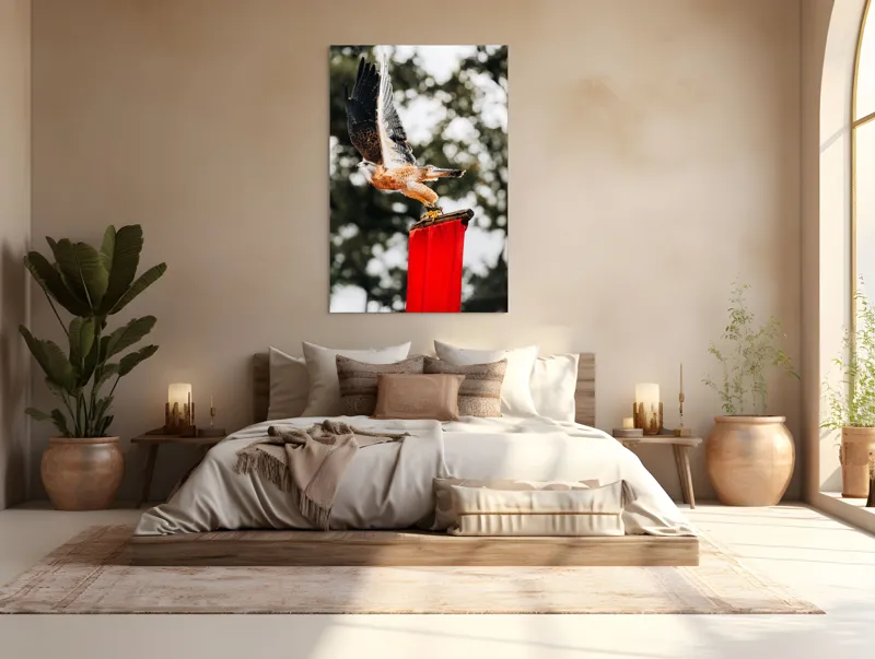 Tablou Canvas, "Zborul șoimului deasupra steagului roșu", Pasăre, Prădătoare, Zbor, Aripi, Cer, Natură, Agile, Vultur, Roșu, Fundal., 100 x 150 cm – poza 3