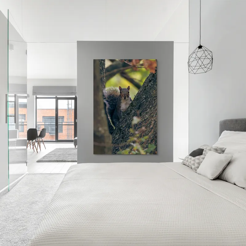 Tablou Canvas, "Jucăușul pădurii printre ramuri verzi", Veveriță, Copac, Blană, Natură, Crengi, Frunze, Privire, Vârful Cozii, Fundal Neclar, Verde., 100 x 150 cm – poza 5