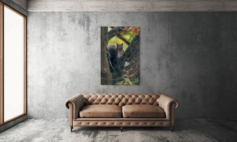 Tablou Canvas, "Jucăușul pădurii printre ramuri verzi", Veveriță, Copac, Blană, Natură, Crengi, Frunze, Privire, Vârful Cozii, Fundal Neclar, Verde., 100 x 150 cm – poza 6