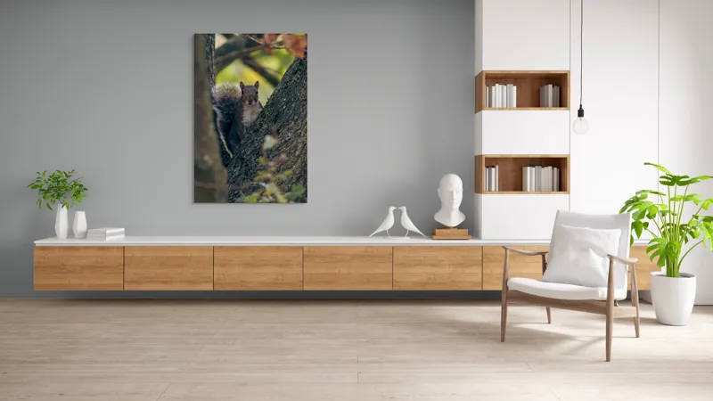 Tablou Canvas, "Jucăușul pădurii printre ramuri verzi", Veveriță, Copac, Blană, Natură, Crengi, Frunze, Privire, Vârful Cozii, Fundal Neclar, Verde., 100 x 150 cm – poza 8