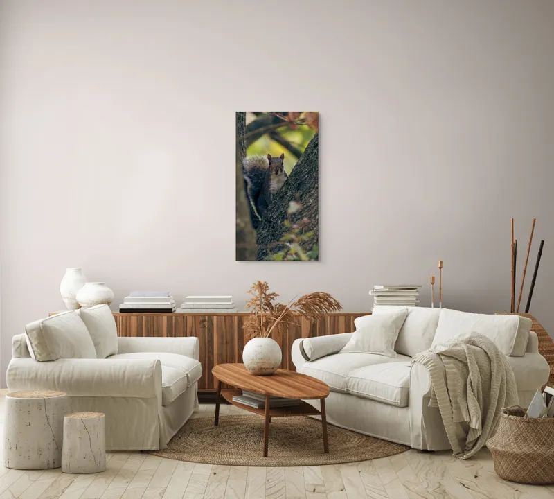 Tablou Canvas, "Jucăușul pădurii printre ramuri verzi", Veveriță, Copac, Blană, Natură, Crengi, Frunze, Privire, Vârful Cozii, Fundal Neclar, Verde., 50 x 90 cm – poza 7