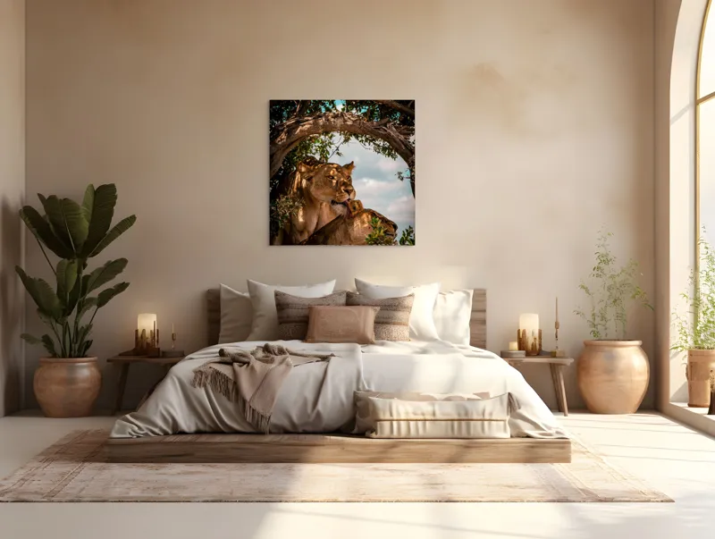 Tablou Canvas, "Regina savanei și prada ei", Leoaice, Copaci, Frunze, Cer, Umbre, Blană, Îmbrățișare, 100 x 100 cm – poza 4