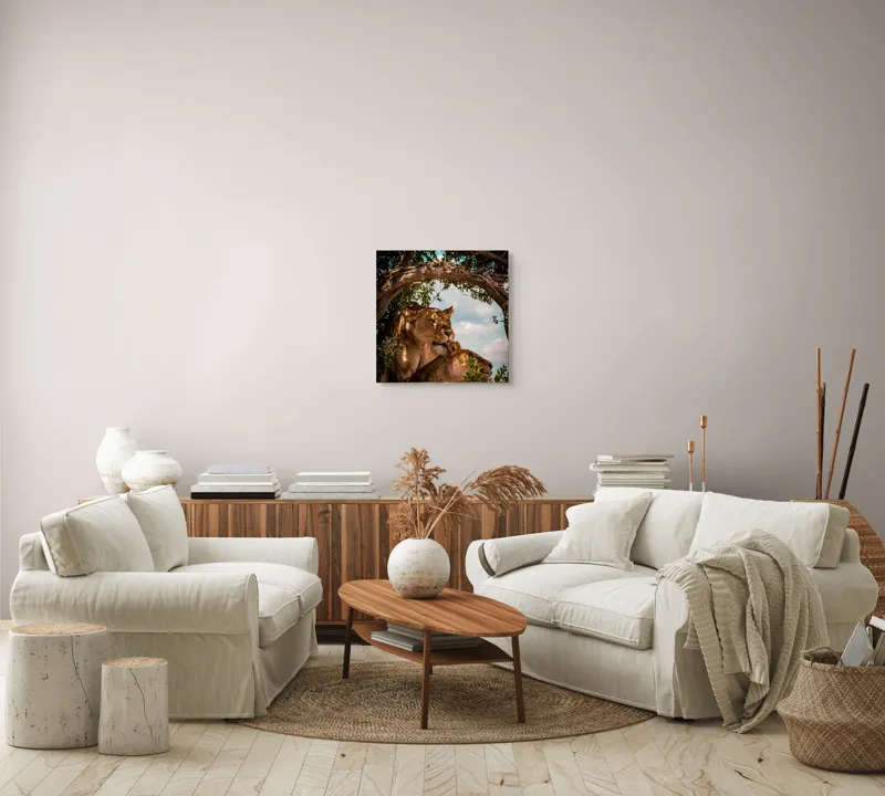 Tablou Canvas, "Regina savanei și prada ei", Leoaice, Copaci, Frunze, Cer, Umbre, Blană, Îmbrățișare, 50 x 50 cm – poza 7