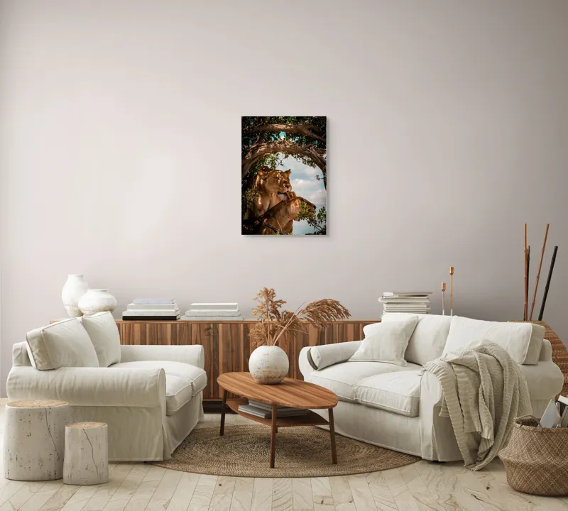 Tablou Canvas, "Regina savanei și prada ei", Leoaice, Copaci, Frunze, Cer, Umbre, Blană, Îmbrățișare, 50 x 70 cm – poza 4