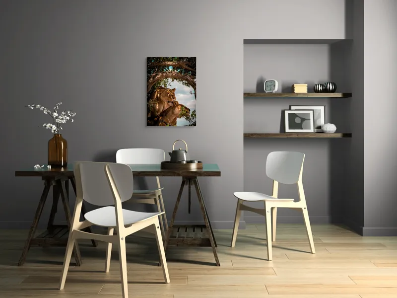 Tablou Canvas, "Regina savanei și prada ei", Leoaice, Copaci, Frunze, Cer, Umbre, Blană, Îmbrățișare, 50 x 70 cm – poza 5
