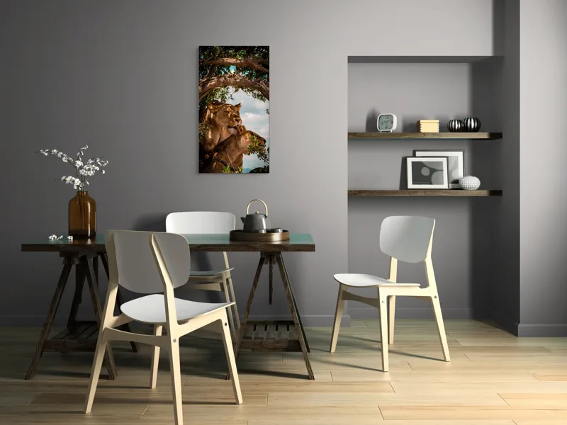 Tablou Canvas, "Regina savanei și prada ei", Leoaice, Copaci, Frunze, Cer, Umbre, Blană, Îmbrățișare, 50 x 90 cm – poza 4