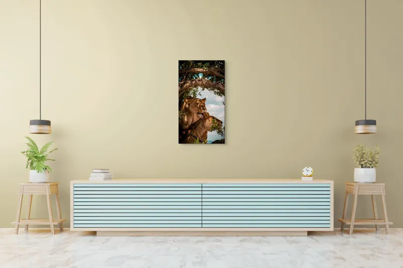 Tablou Canvas, "Regina savanei și prada ei", Leoaice, Copaci, Frunze, Cer, Umbre, Blană, Îmbrățișare, 50 x 90 cm – poza 6