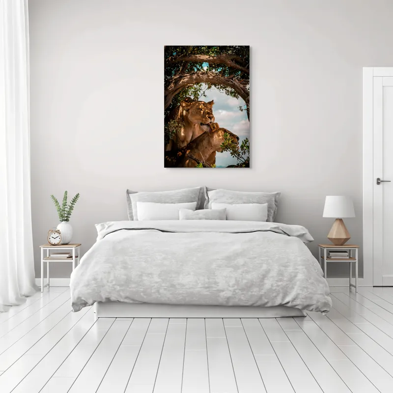 Tablou Canvas, "Regina savanei și prada ei", Leoaice, Copaci, Frunze, Cer, Umbre, Blană, Îmbrățișare, 70 x 100 cm – poza 3