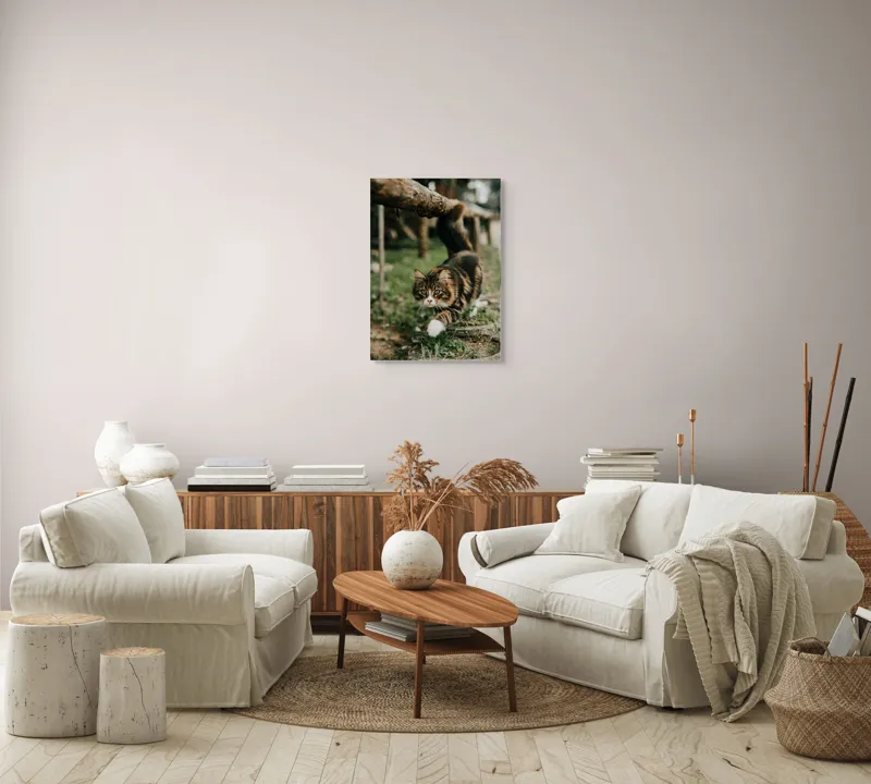 Tablou Canvas, "Motanul explorator în grădină verde", Felină, Blană, Verdeață, Natural, Eleganță, Curiozitate, Mustăți, Lăbuțe, Privire, Explorare, 50 x 70 cm – poza 4