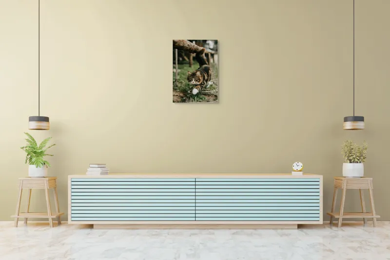 Tablou Canvas, "Motanul explorator în grădină verde", Felină, Blană, Verdeață, Natural, Eleganță, Curiozitate, Mustăți, Lăbuțe, Privire, Explorare, 50 x 70 cm – poza 6