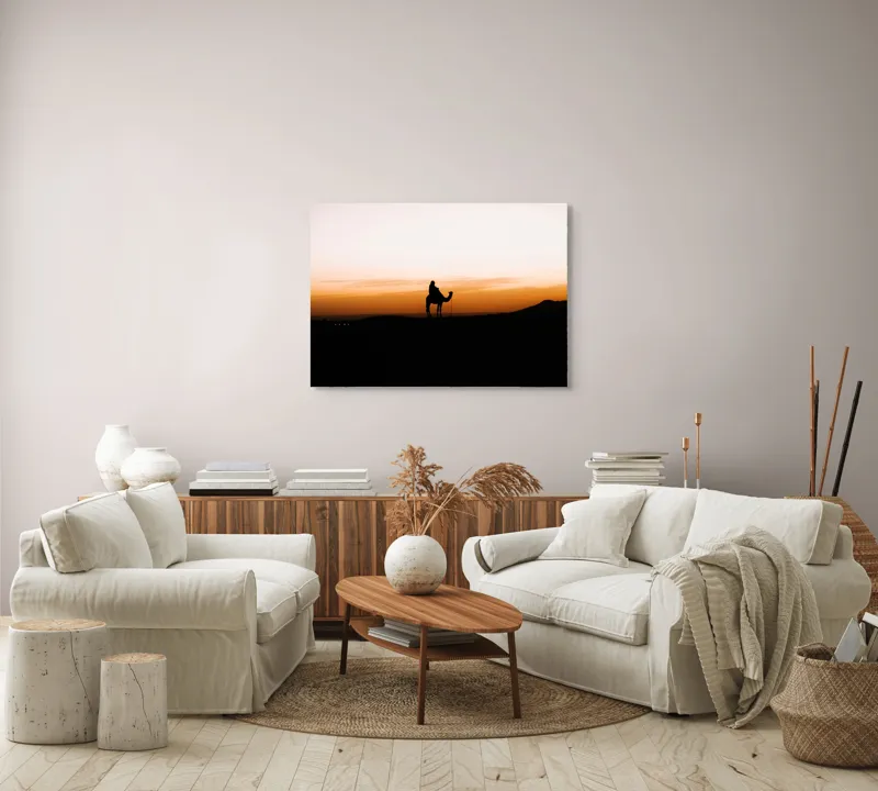 Tablou Canvas, "Călător în deșert la apus", Apus, Siluetă, Călător, Deșert, Cămilă, Orizont, Nisip, Cer, Umbre, Peisaj, 100 x 70 cm – poza 3