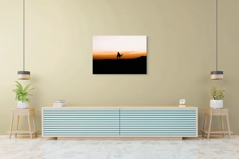Tablou Canvas, "Călător în deșert la apus", Apus, Siluetă, Călător, Deșert, Cămilă, Orizont, Nisip, Cer, Umbre, Peisaj, 100 x 70 cm – poza 4