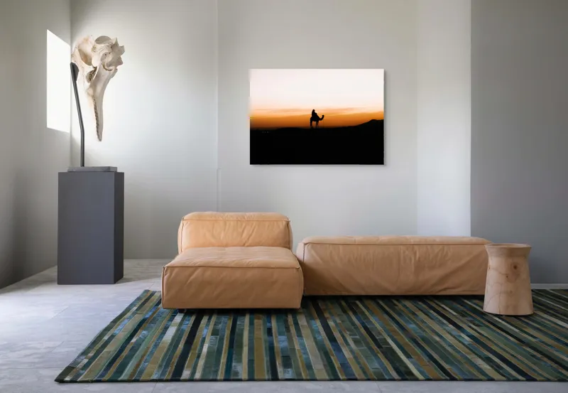 Tablou Canvas, "Călător în deșert la apus", Apus, Siluetă, Călător, Deșert, Cămilă, Orizont, Nisip, Cer, Umbre, Peisaj, 100 x 70 cm – poza 7