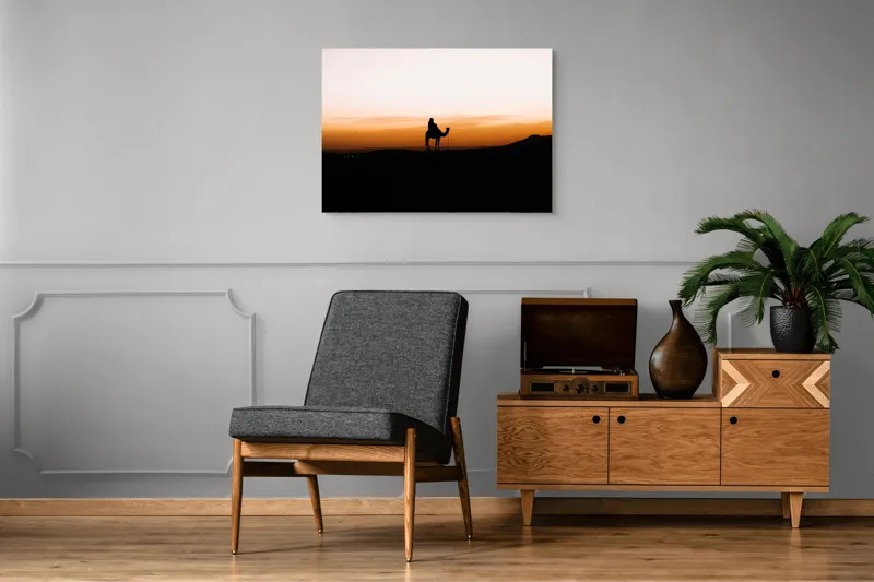 Tablou Canvas, "Călător în deșert la apus", Apus, Siluetă, Călător, Deșert, Cămilă, Orizont, Nisip, Cer, Umbre, Peisaj, 100 x 70 cm – poza 8