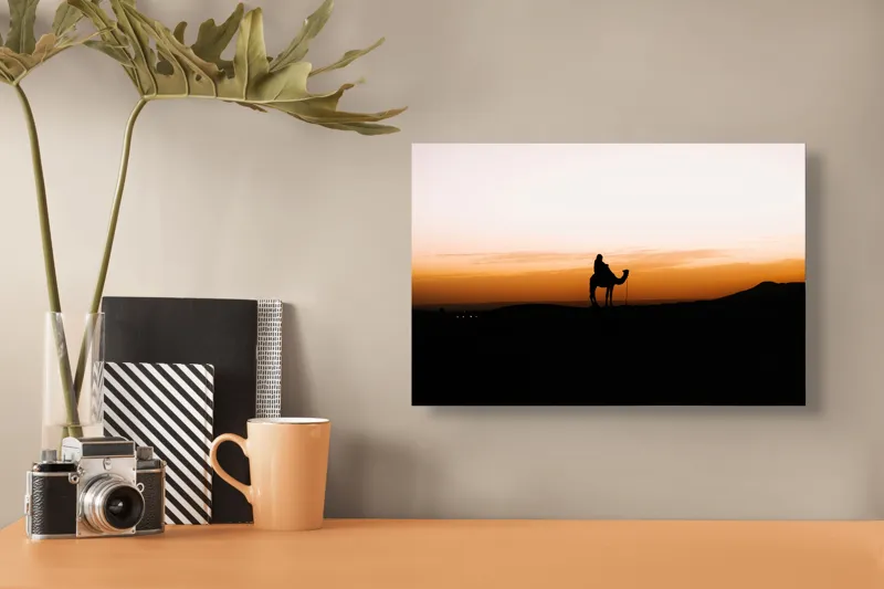 Tablou Canvas, "Călător în deșert la apus", Apus, Siluetă, Călător, Deșert, Cămilă, Orizont, Nisip, Cer, Umbre, Peisaj, 39 x 26 cm – poza 3
