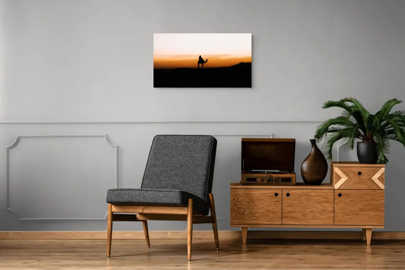Tablou Canvas, "Călător în deșert la apus", Apus, Siluetă, Călător, Deșert, Cămilă, Orizont, Nisip, Cer, Umbre, Peisaj, 90 x 50 cm – poza 6