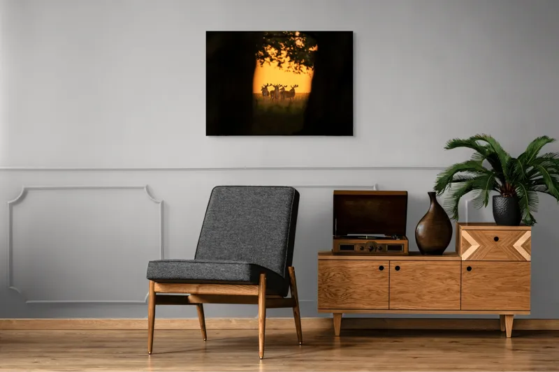 Tablou Canvas, "Cerbi în lumina apusului aurit", Cer, Cerbi, Apus, Siluetă, Natură, Lumină, Copaci, 100 x 70 cm – poza 8