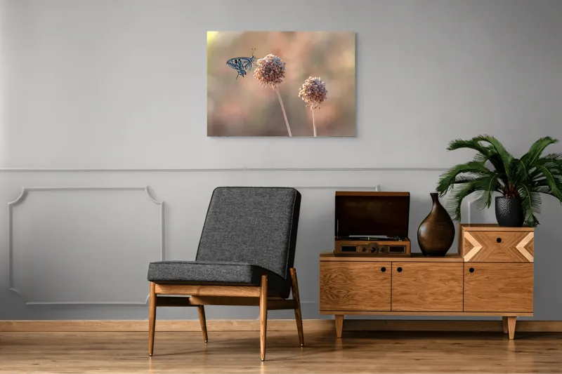 Tablou Canvas, "Fluture pe floare uscată în lumină", Fluture, Floare, Fragilitate, Natură, Delicatețe, Eteric, Lumină, Echilibru, 100 x 70 cm – poza 8