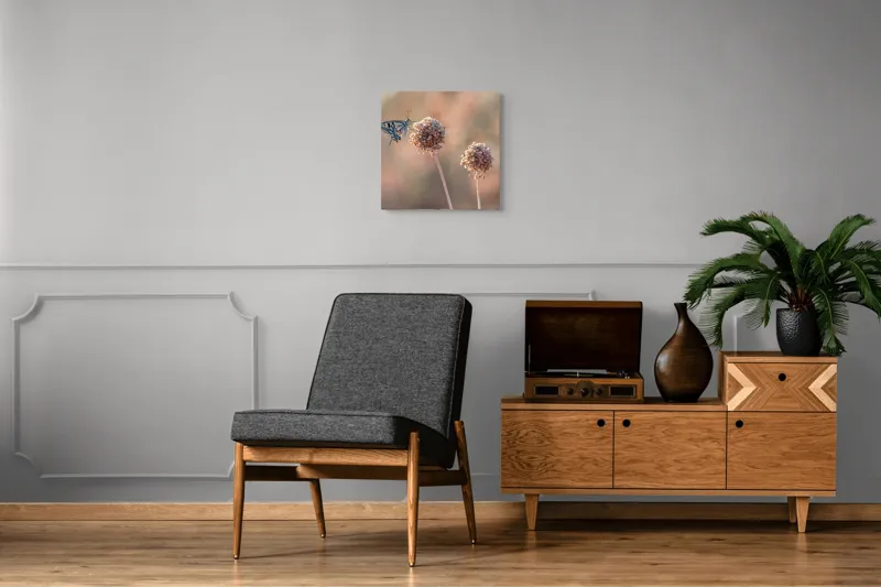Tablou Canvas, "Fluture pe floare uscată în lumină", Fluture, Floare, Fragilitate, Natură, Delicatețe, Eteric, Lumină, Echilibru, 50 x 50 cm – poza 6