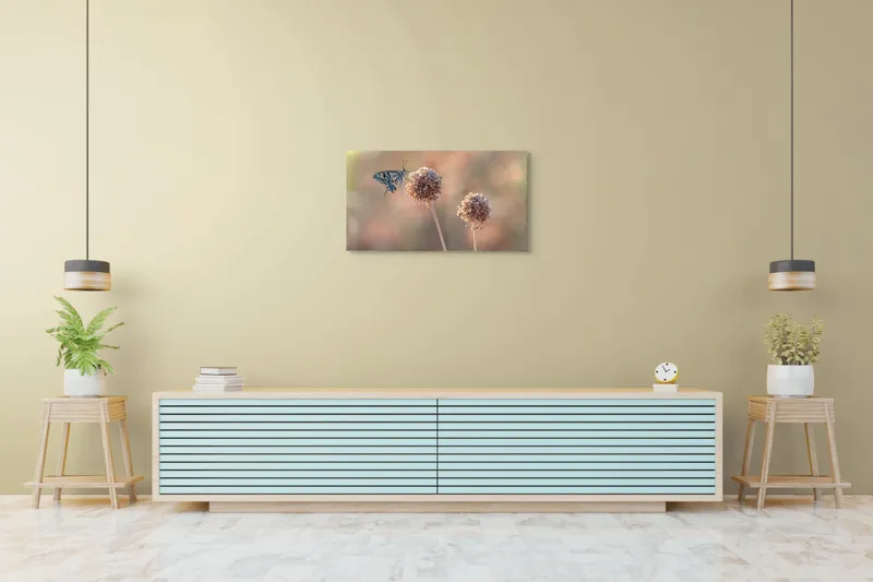 Tablou Canvas, "Fluture pe floare uscată în lumină", Fluture, Floare, Fragilitate, Natură, Delicatețe, Eteric, Lumină, Echilibru, 90 x 50 cm – poza 5