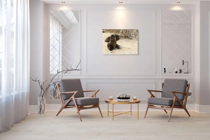 Tablou Canvas, "Leul de mare pe plajă liniștit", Focă, Plajă, Nisip, Vegetație, Blană, Ochi Curioși, Înotătoare, Natură, Relaxare, Habitat., 100 x 70 cm – poza 5