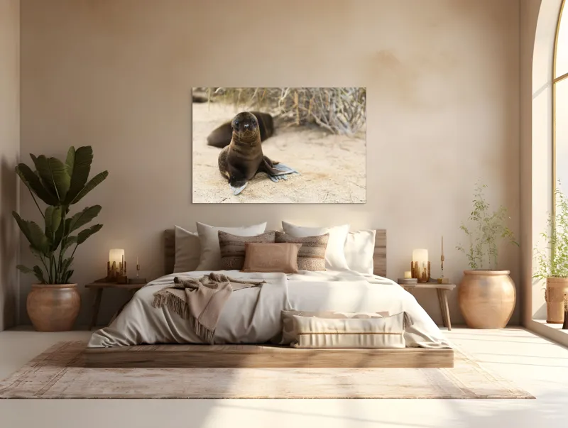 Tablou Canvas, "Leul de mare pe plajă liniștit", Focă, Plajă, Nisip, Vegetație, Blană, Ochi Curioși, Înotătoare, Natură, Relaxare, Habitat., 150 x 100 cm – poza 4