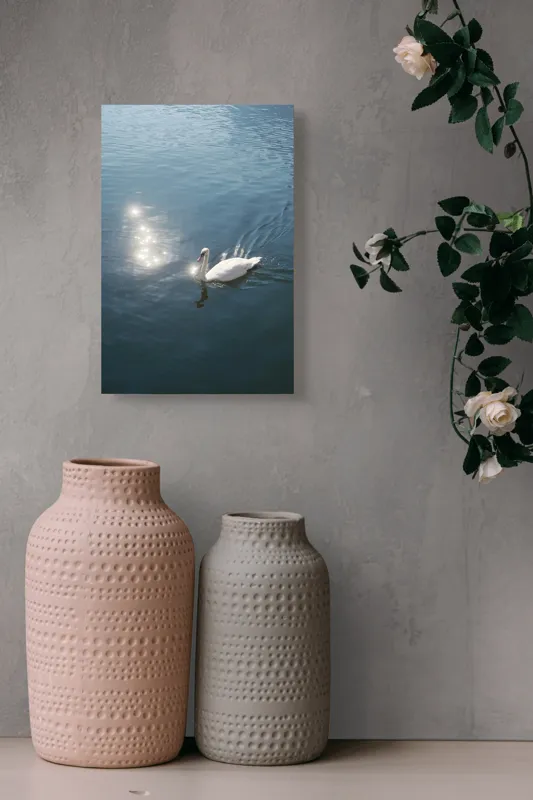 Tablou Canvas, "Lacul liniștit al lebedei strălucitoare", Lebădă, Apă, Reflexii, Serenitate, Lumină, Natură, Eleganță, Calm, 26 x 39 cm – poza 6