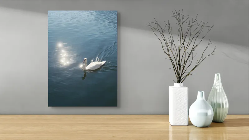 Tablou Canvas, "Lacul liniștit al lebedei strălucitoare", Lebădă, Apă, Reflexii, Serenitate, Lumină, Natură, Eleganță, Calm, 39 x 54 cm – poza 4