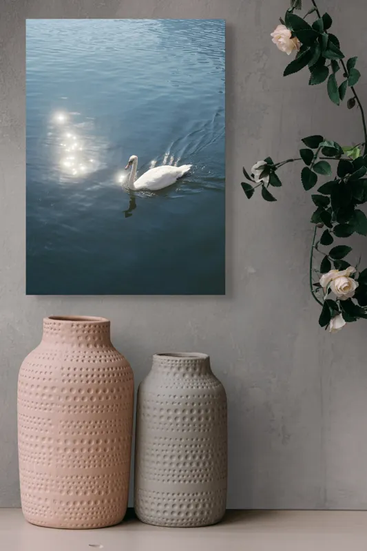 Tablou Canvas, "Lacul liniștit al lebedei strălucitoare", Lebădă, Apă, Reflexii, Serenitate, Lumină, Natură, Eleganță, Calm, 39 x 54 cm – poza 6
