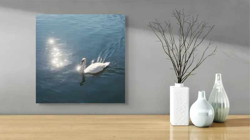 Tablou Canvas, "Lacul liniștit al lebedei strălucitoare", Lebădă, Apă, Reflexii, Serenitate, Lumină, Natură, Eleganță, Calm, 50 x 50 cm – poza 3