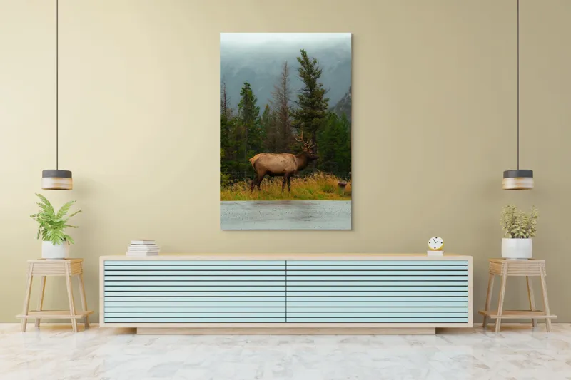 Tablou Canvas, "Cerbul solitar în ploaia de toamnă", Munte, Cerb, Copaci, Iarbă, Ceață, Natură, Serenitate, Pădure, Peisaj, Plimbare, 100 x 150 cm – poza 4