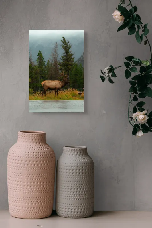 Tablou Canvas, "Cerbul solitar în ploaia de toamnă", Munte, Cerb, Copaci, Iarbă, Ceață, Natură, Serenitate, Pădure, Peisaj, Plimbare, 26 x 39 cm – poza 6