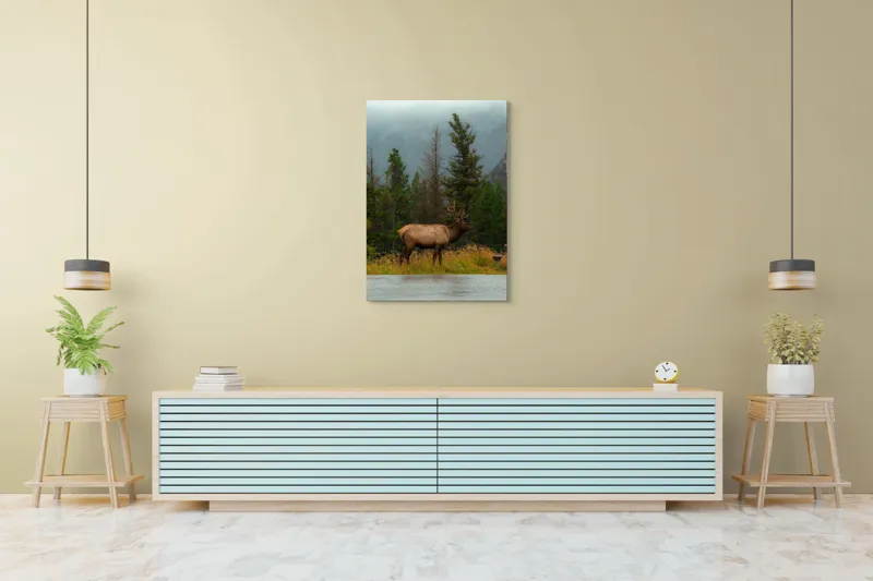 Tablou Canvas, "Cerbul solitar în ploaia de toamnă", Munte, Cerb, Copaci, Iarbă, Ceață, Natură, Serenitate, Pădure, Peisaj, Plimbare, 70 x 100 cm – poza 5