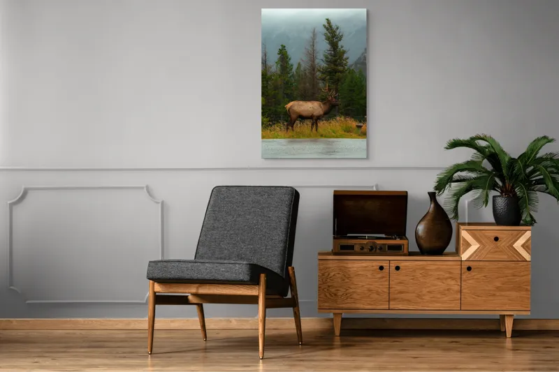 Tablou Canvas, "Cerbul solitar în ploaia de toamnă", Munte, Cerb, Copaci, Iarbă, Ceață, Natură, Serenitate, Pădure, Peisaj, Plimbare, 70 x 100 cm – poza 6
