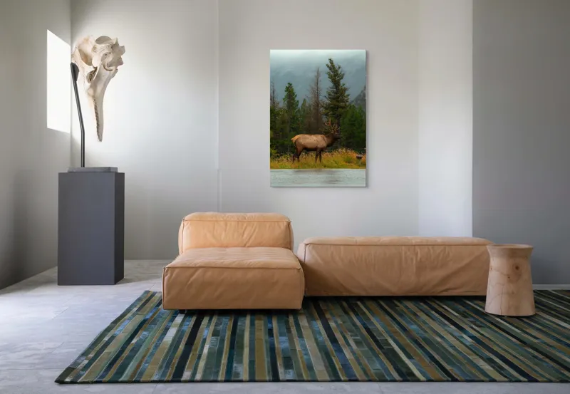 Tablou Canvas, "Cerbul solitar în ploaia de toamnă", Munte, Cerb, Copaci, Iarbă, Ceață, Natură, Serenitate, Pădure, Peisaj, Plimbare, 70 x 100 cm – poza 7