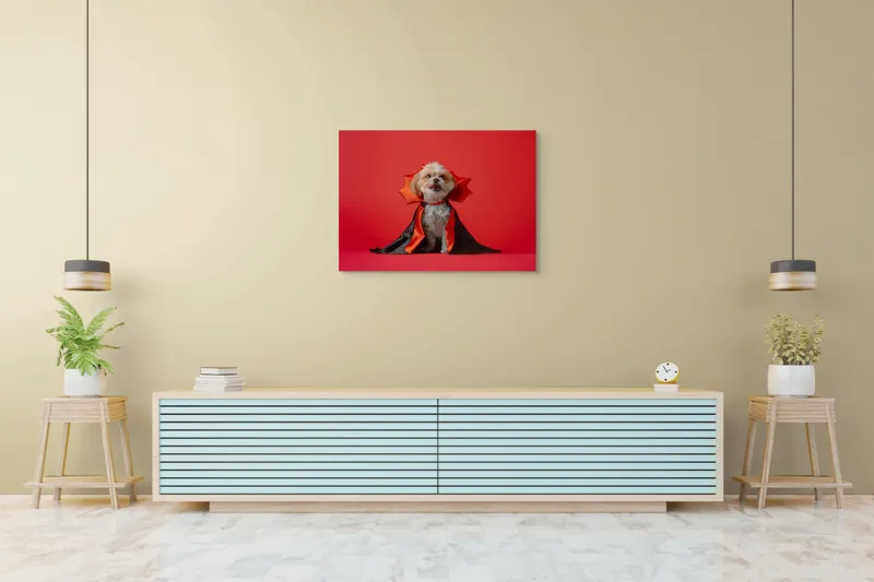 Tablou Canvas, "Câinele vampir în mantie roșie", Câine, Costum, Vampir, Fundal Roșu, Blană Pufoasă, Guler Portocaliu, Zâmbet Drăgălaș, 100 x 70 cm – poza 4