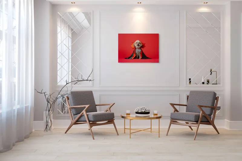 Tablou Canvas, "Câinele vampir în mantie roșie", Câine, Costum, Vampir, Fundal Roșu, Blană Pufoasă, Guler Portocaliu, Zâmbet Drăgălaș, 100 x 70 cm – poza 5