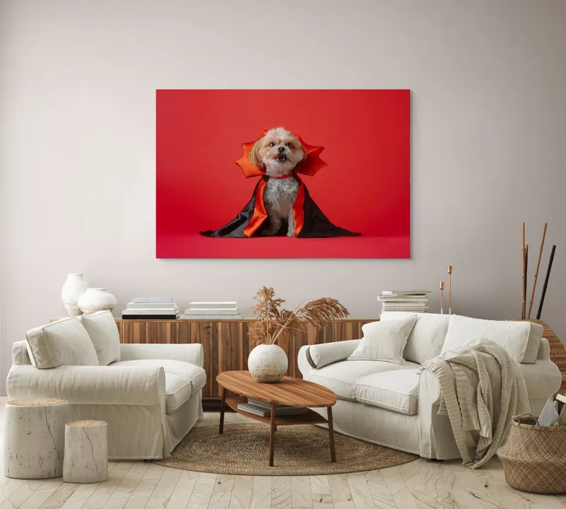 Tablou Canvas, "Câinele vampir în mantie roșie", Câine, Costum, Vampir, Fundal Roșu, Blană Pufoasă, Guler Portocaliu, Zâmbet Drăgălaș, 150 x 100 cm – poza 3