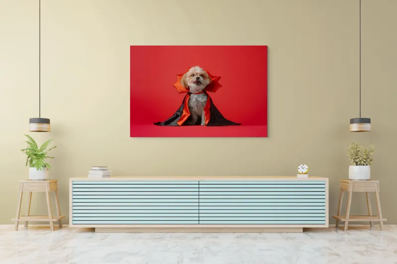 Tablou Canvas, "Câinele vampir în mantie roșie", Câine, Costum, Vampir, Fundal Roșu, Blană Pufoasă, Guler Portocaliu, Zâmbet Drăgălaș, 150 x 100 cm – poza 6