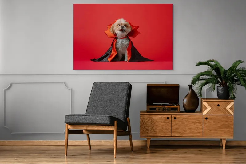 Tablou Canvas, "Câinele vampir în mantie roșie", Câine, Costum, Vampir, Fundal Roșu, Blană Pufoasă, Guler Portocaliu, Zâmbet Drăgălaș, 150 x 100 cm – poza 8