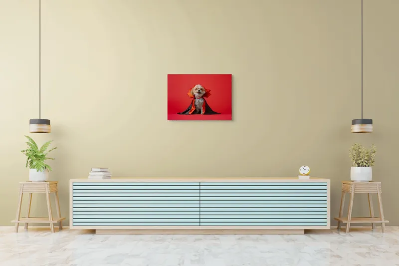 Tablou Canvas, "Câinele vampir în mantie roșie", Câine, Costum, Vampir, Fundal Roșu, Blană Pufoasă, Guler Portocaliu, Zâmbet Drăgălaș, 70 x 50 cm – poza 7
