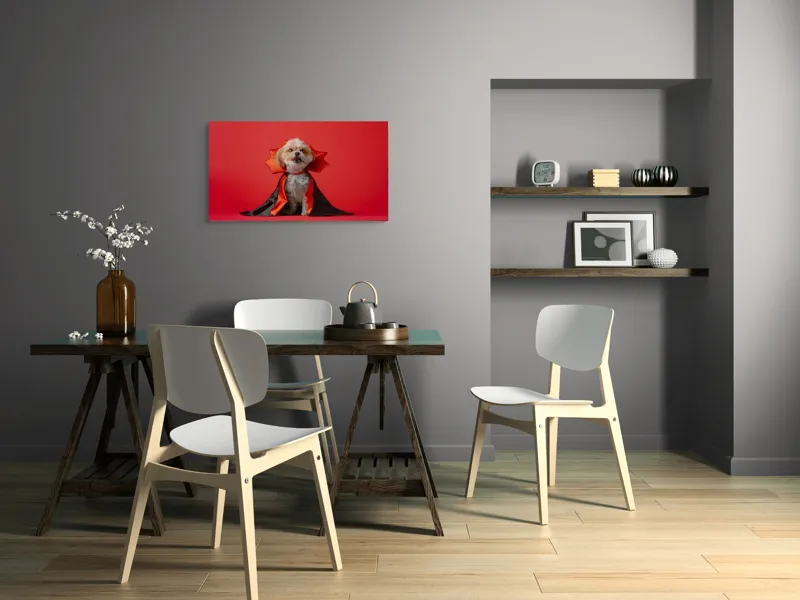 Tablou Canvas, "Câinele vampir în mantie roșie", Câine, Costum, Vampir, Fundal Roșu, Blană Pufoasă, Guler Portocaliu, Zâmbet Drăgălaș, 90 x 50 cm – poza 3