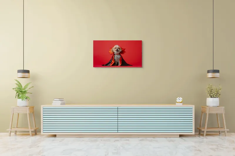 Tablou Canvas, "Câinele vampir în mantie roșie", Câine, Costum, Vampir, Fundal Roșu, Blană Pufoasă, Guler Portocaliu, Zâmbet Drăgălaș, 90 x 50 cm – poza 5